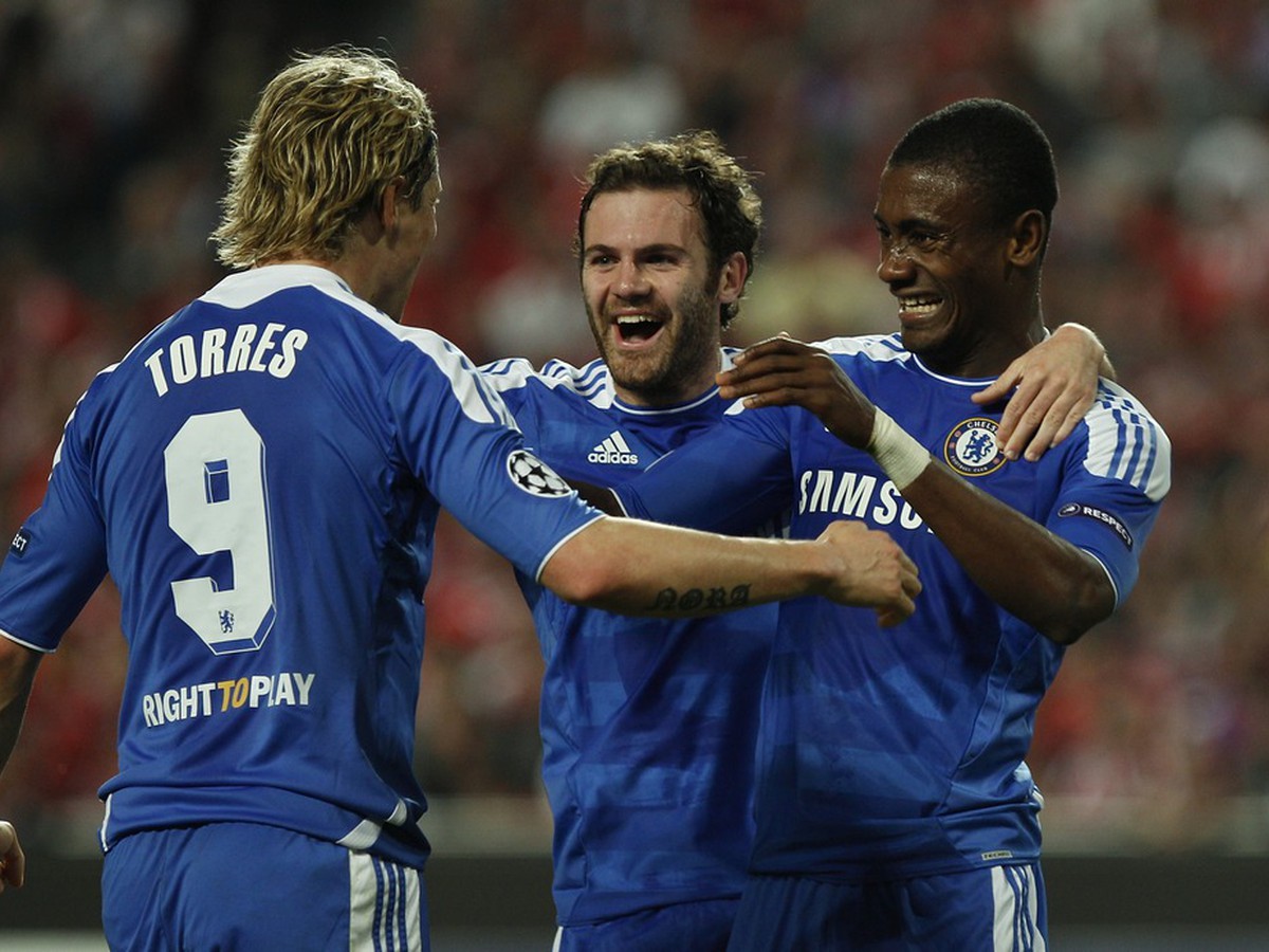 Gólová radosť hráčov Chelsea po víťaznom zásahu Salomona Kaloua (vpravo) v úvodnom štvrťfinálovom súboji v Lisabone (27.3.)