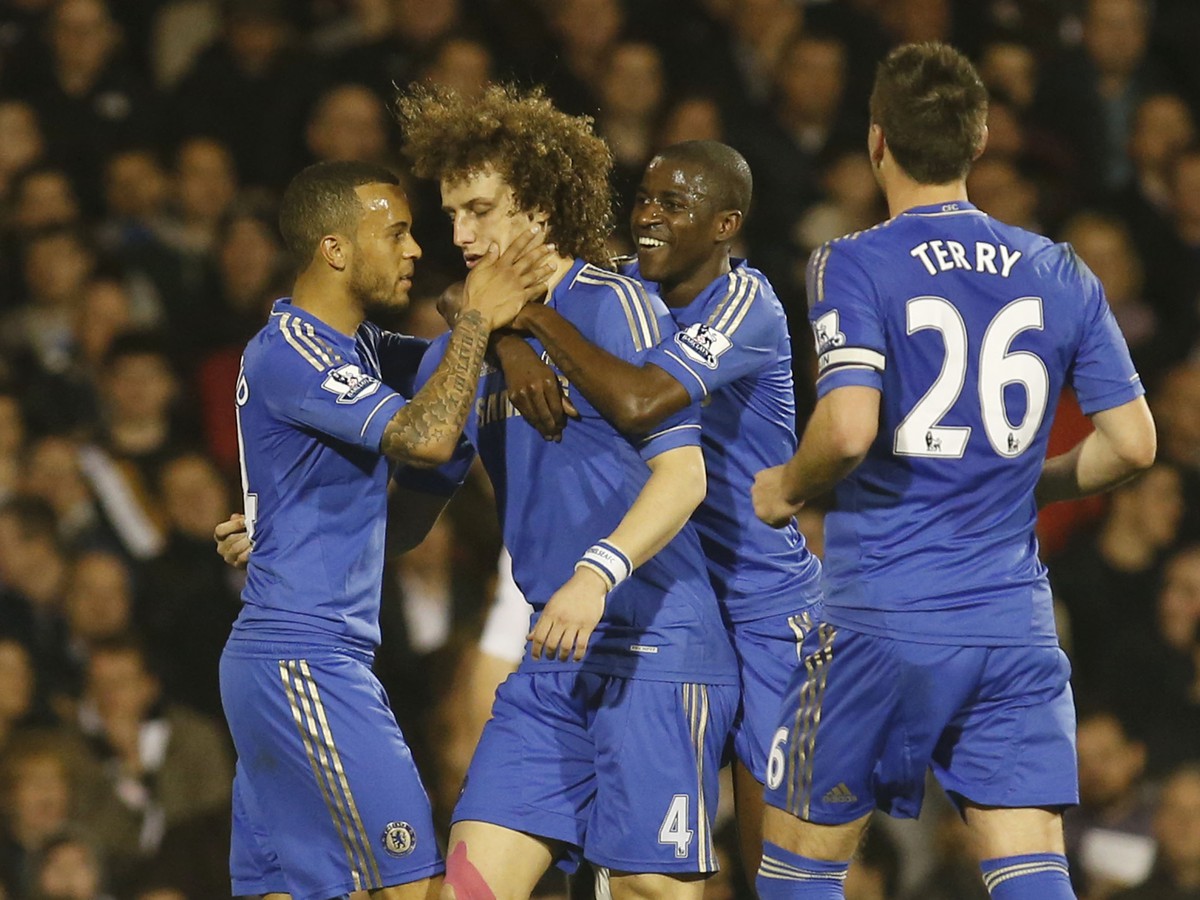 David Luiz (4) so spoluhráčmi oslavuje svoj gól