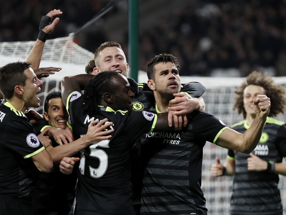 Diego Costa so spoluhráčmi oslavuje gól Chelsea