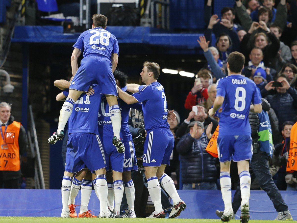 Futbalisti Chelsea oslavujú gól Williana