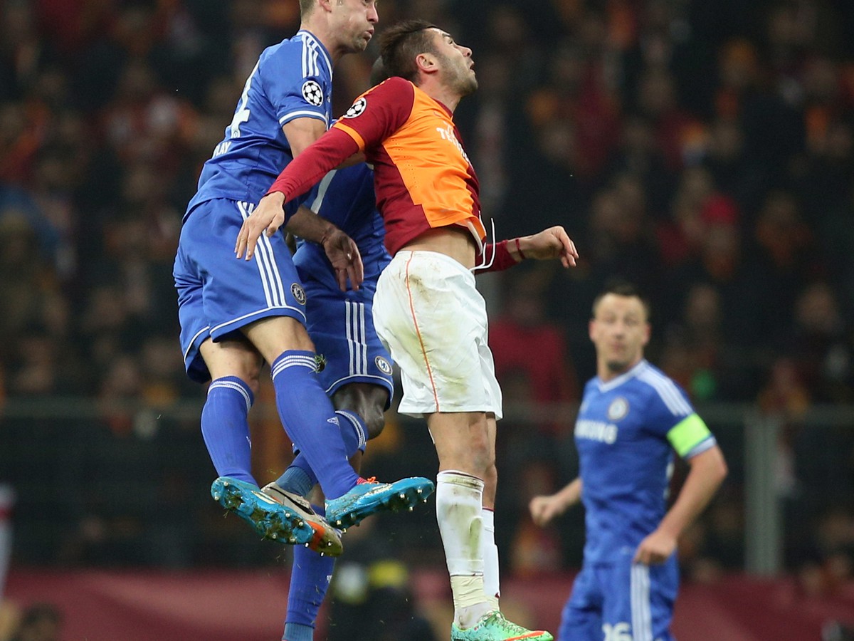 Burak Yilmaz z Galatasarayu a Gary Cahill z Chelsea bojujú o loptu v súboji Ligy majstrov