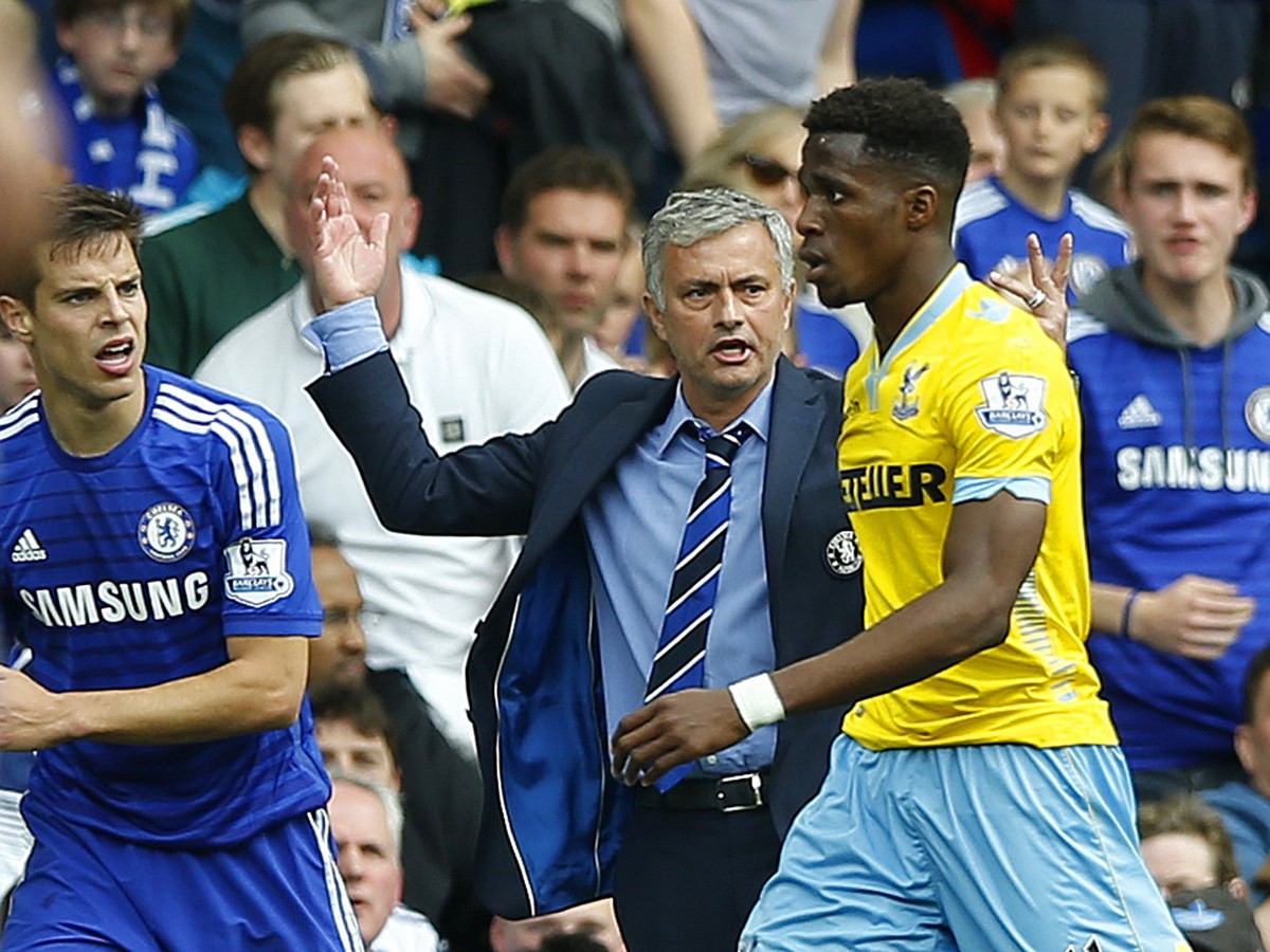 José Mourinho na lavičke Chelsea počas súboja s Crystal Palace