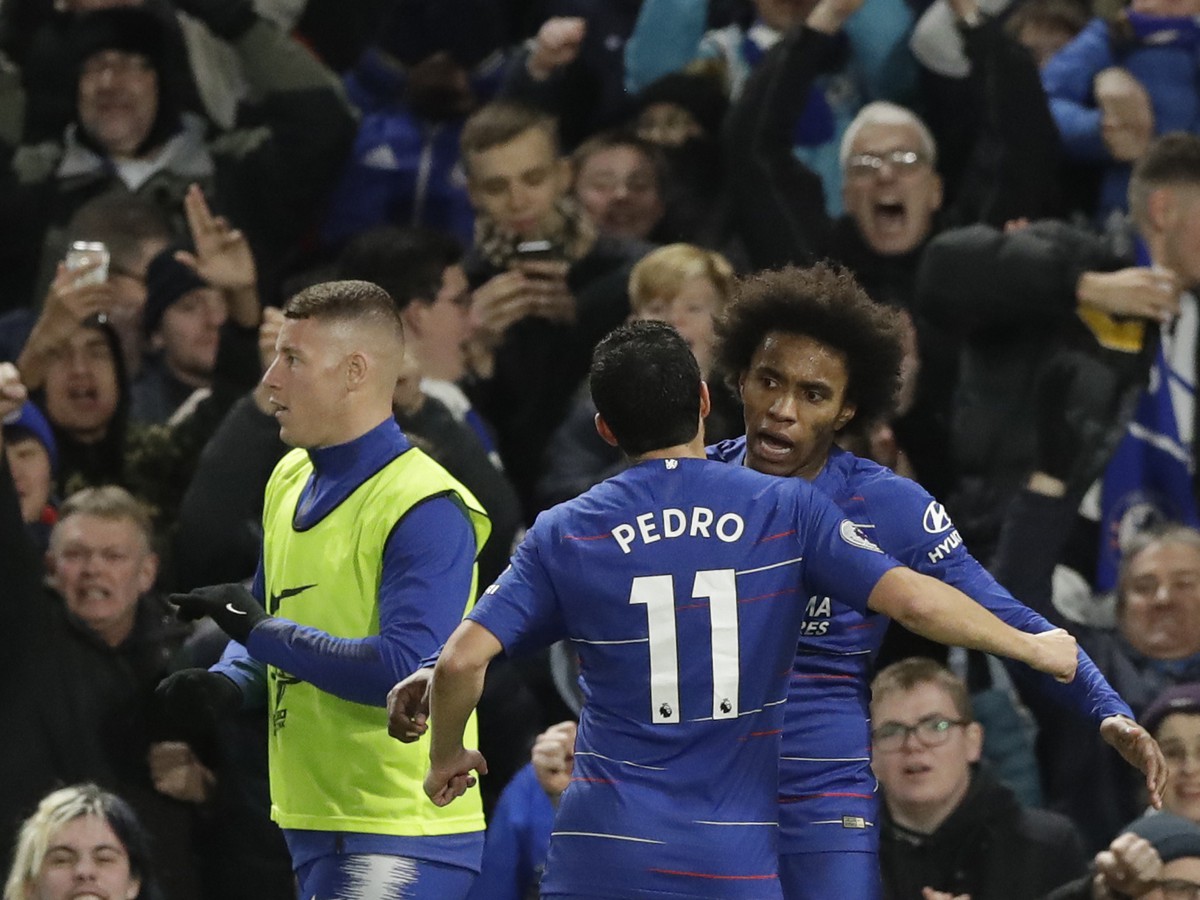 Willian a Pedro oslavujú gól Chelsea