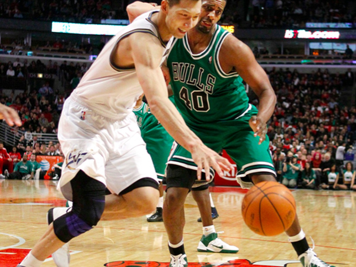 Yi Jianlian a Kurt Thomas po strate lopty