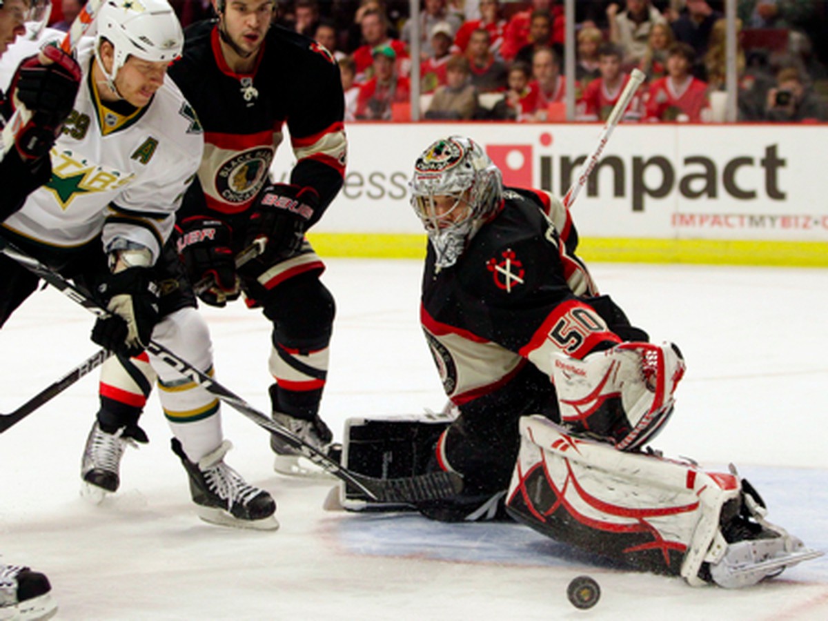 Brankár Corey Crawford chytá strelu Steva Otta