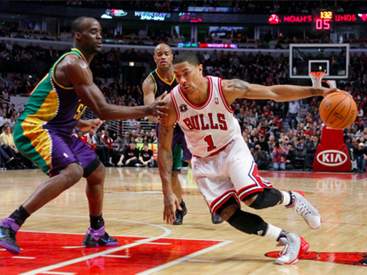 Derrick Rose sa prebíja cez Emeka Okafora
