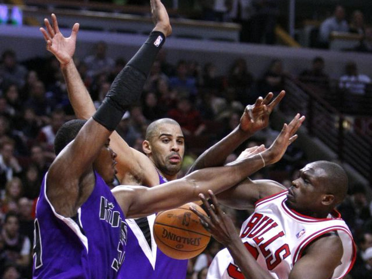 Luol Deng z Chicaga proti presile hráčov Sacramenta