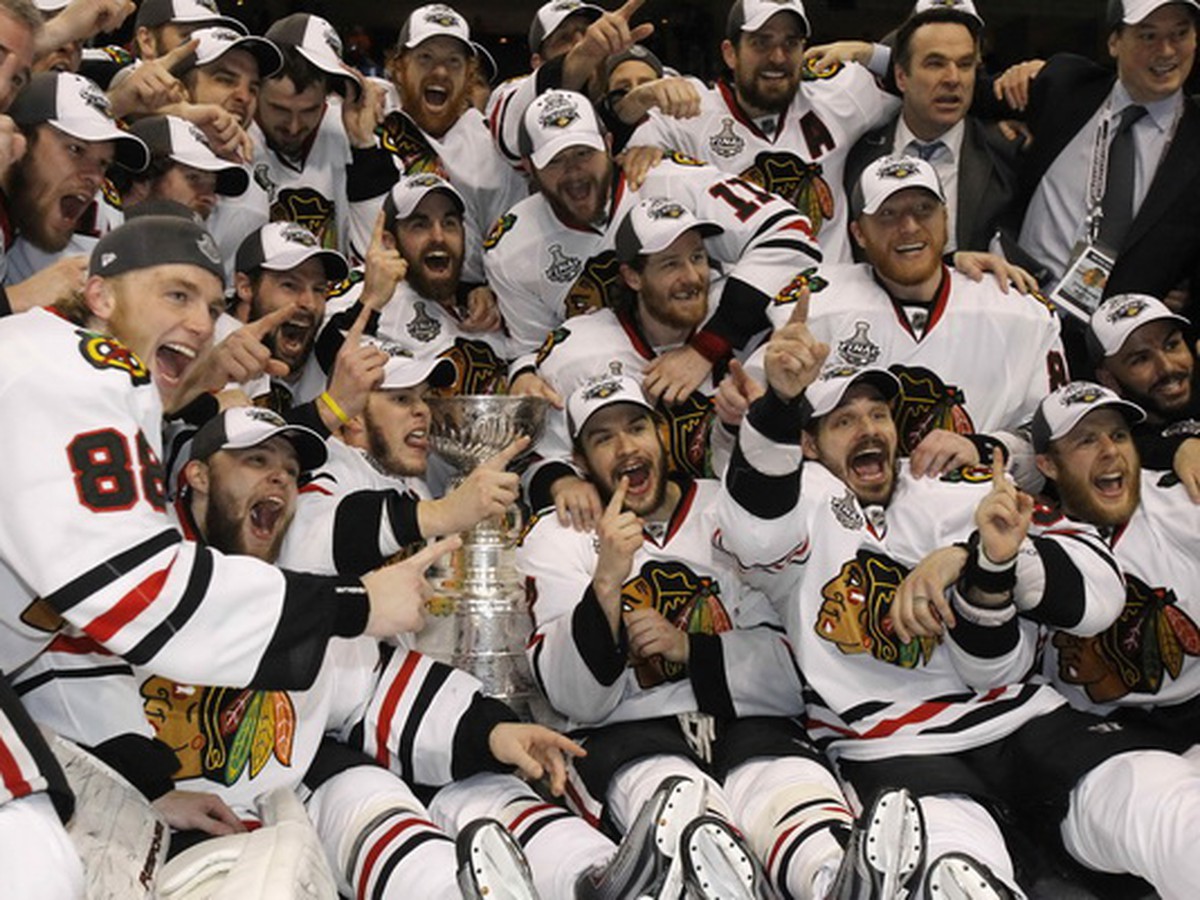 radosť hráčov Chicaga po zisku Stanley Cupu
