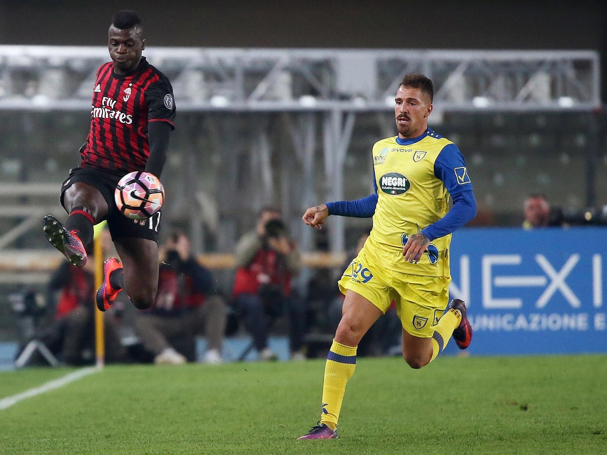 M'Baye Niang (v červenom) strelil víťazný gól AC Miláno