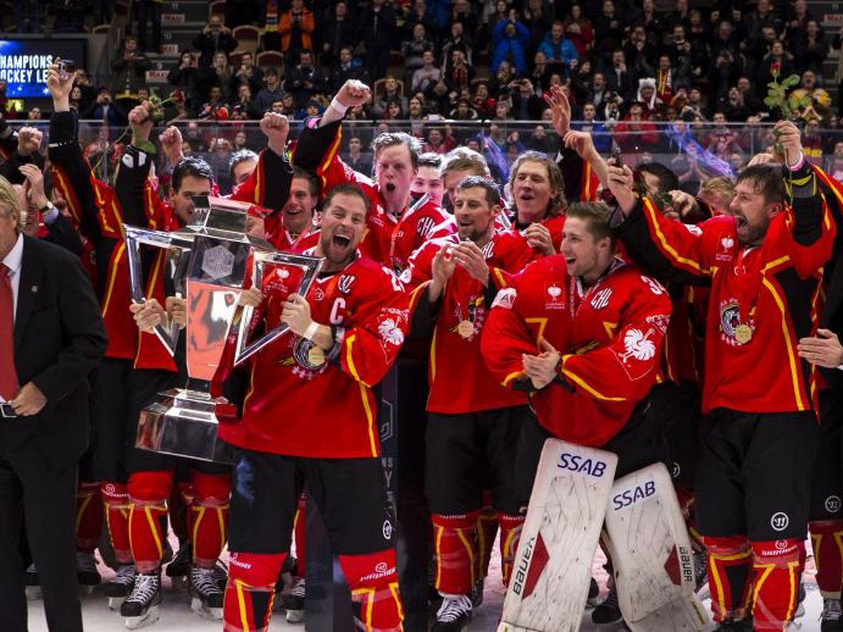 Hráči Lulea Hockey sa radujú z víťazstva v hokejovej Lige majstrov po triumfe nad Frolundou v pomere 4:2