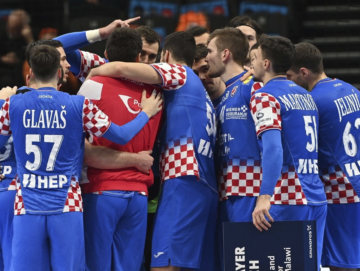 Hráči Chorvátska oslavujú remízu v zápase s Holandskom