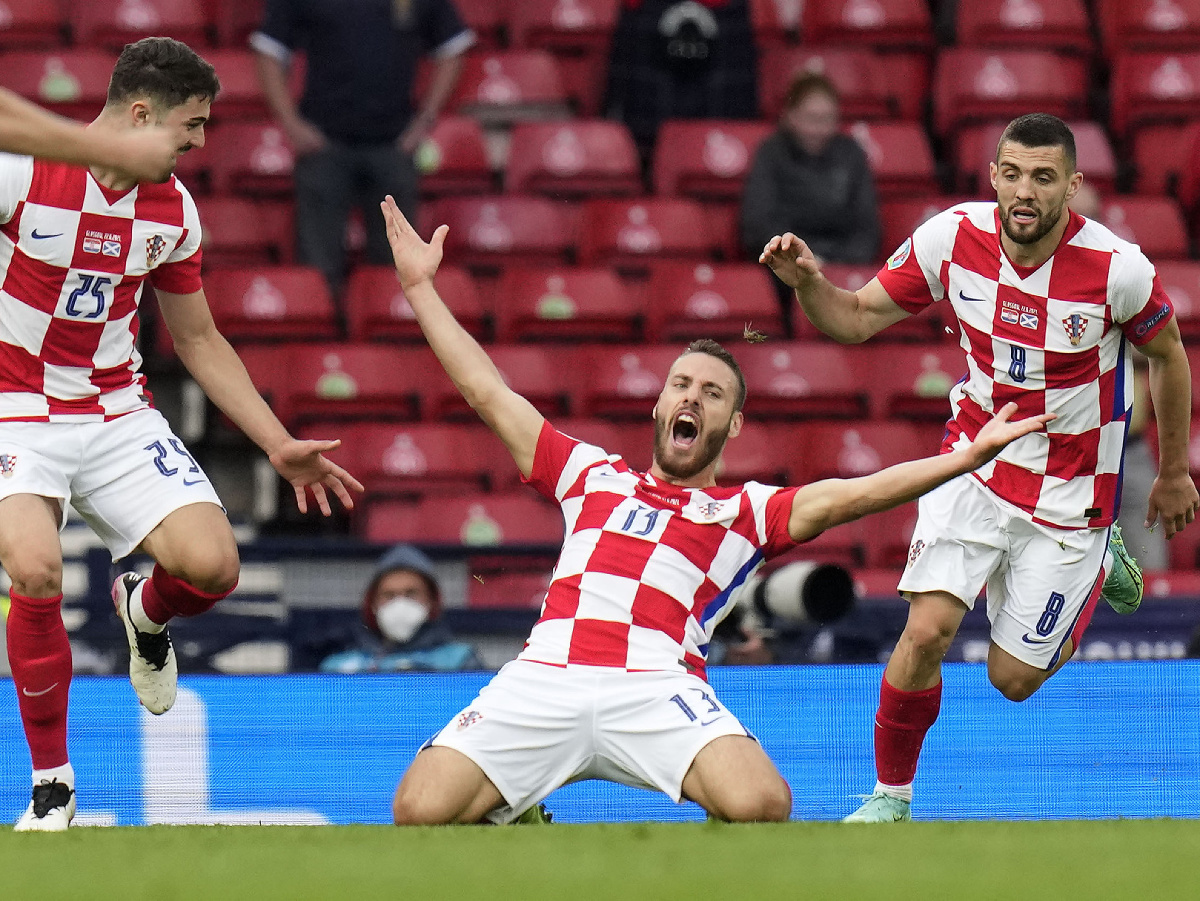 Chorvátsky hráč Nikola Vlasič (uprostred) oslavuje úvodný gól proti Škótsku