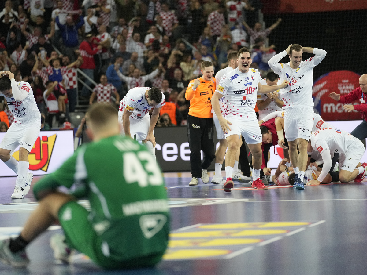 Chorvátski hádzanári sa tešia z výhry 31:30 po štvrťfinálovom zápase Chorvátsko - Maďarsko