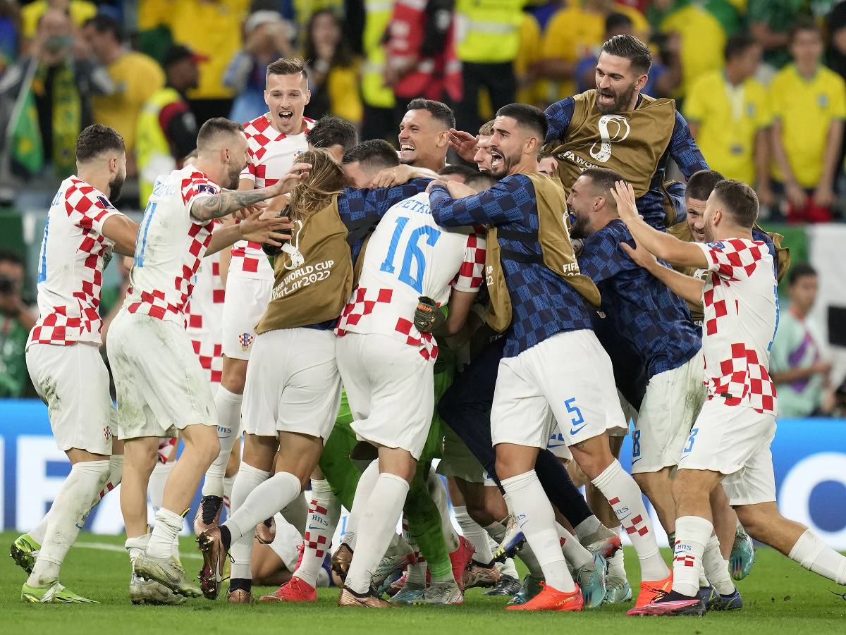 Futbalisti Chorvátska oslavujú postup do semifinále MS v Katare