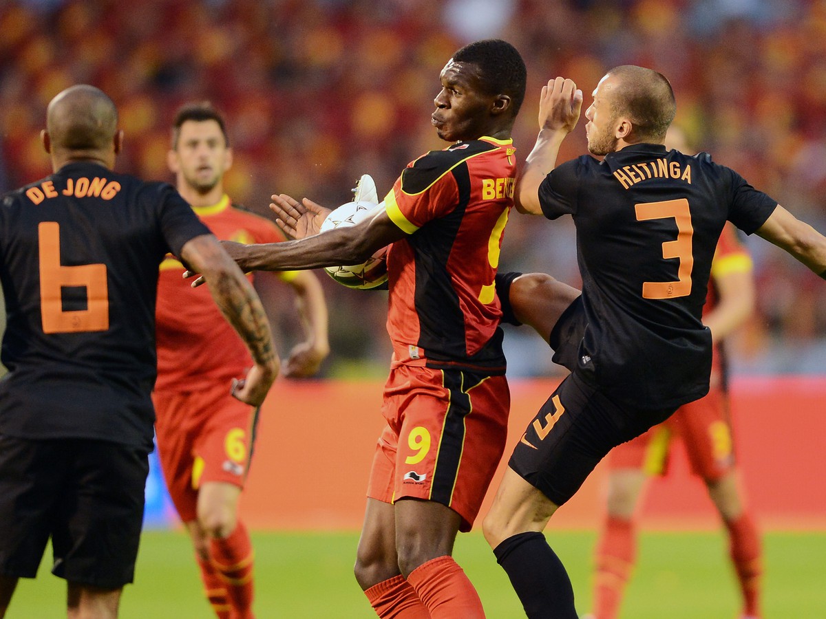 Christian Benteke medzi dvojicou John Heitinga a Nigel de Jong