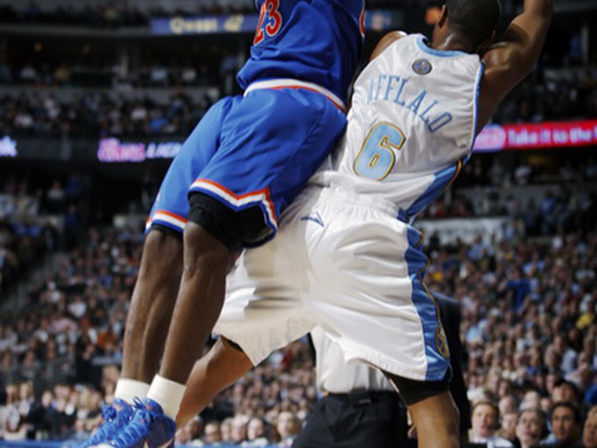 LeBron James bojuje o loptu s Arronom Affalom