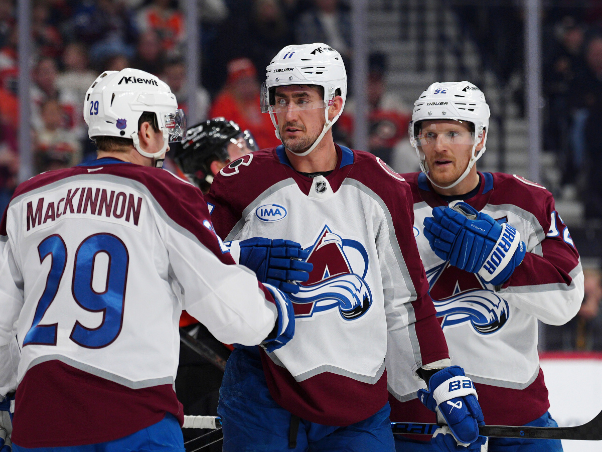 Hráči Colorada: Nathan MacKinnon (29), Brock Nelson a Gabriel Landeskog