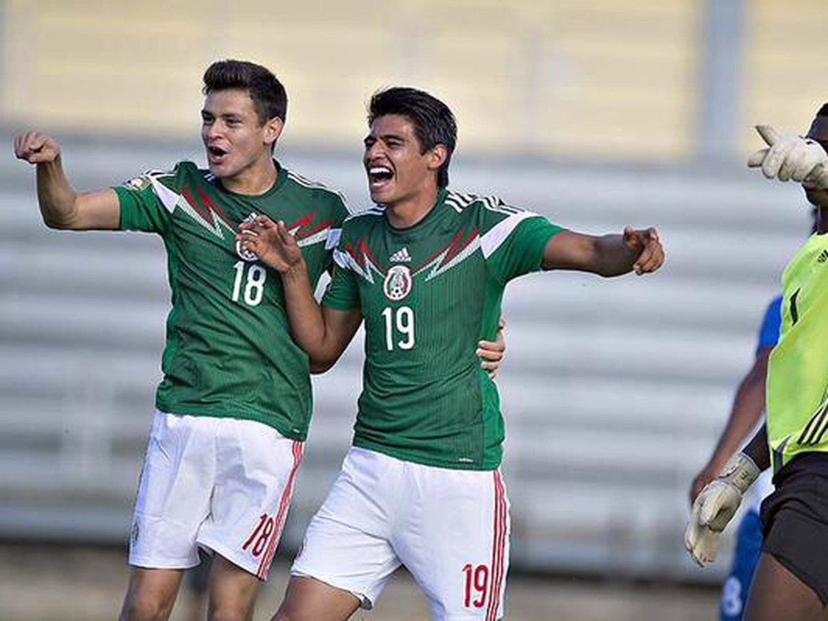 Alejandro Díaz a Guillermo Martínez oslavujú gól mexických mladíkov v súboji s Kubou