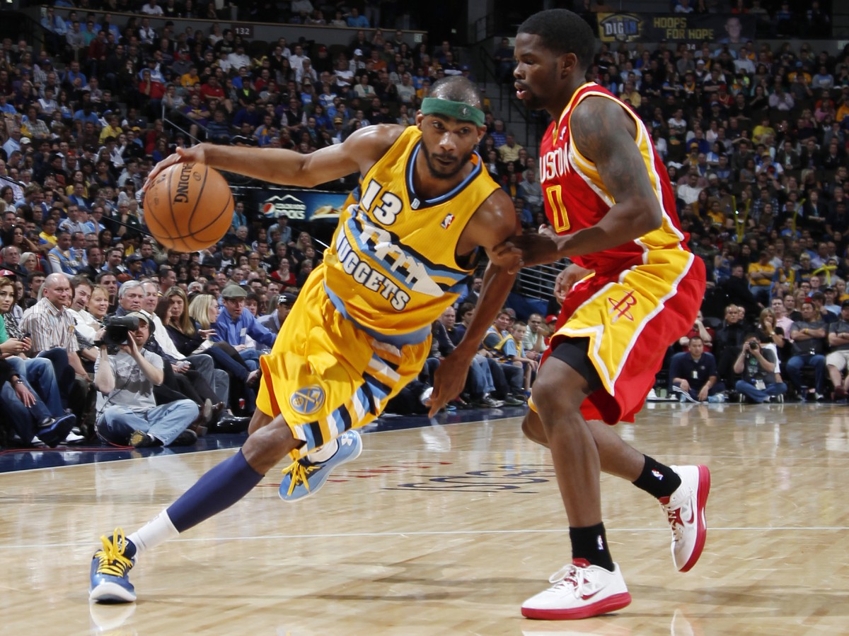 Corey Brewer z Denveru a Aaron Brooks z Houstonu