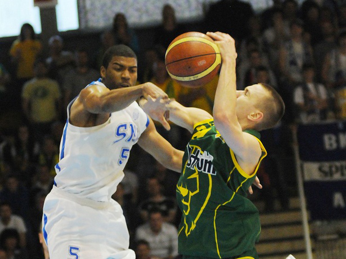 Corey Jefferson a Tadej Kostomaj 