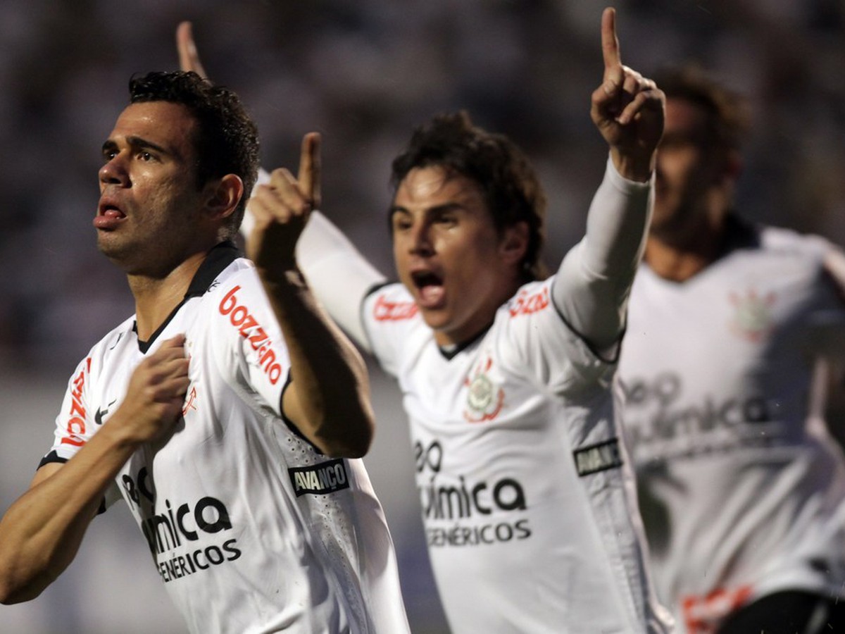 Gólová radosť hráčov Corinthiansu po presnom zásahu Leandra Castana (vľavo) do siete Atletico Goianiense (9.10.)