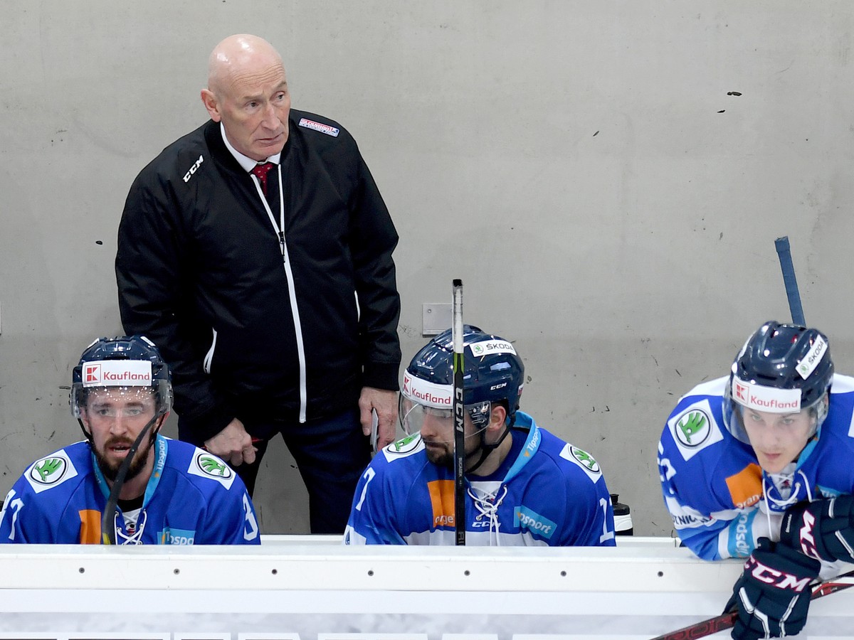 Tréner slovenskej hokejovej reprezentácie Craig Ramsay na striedačke