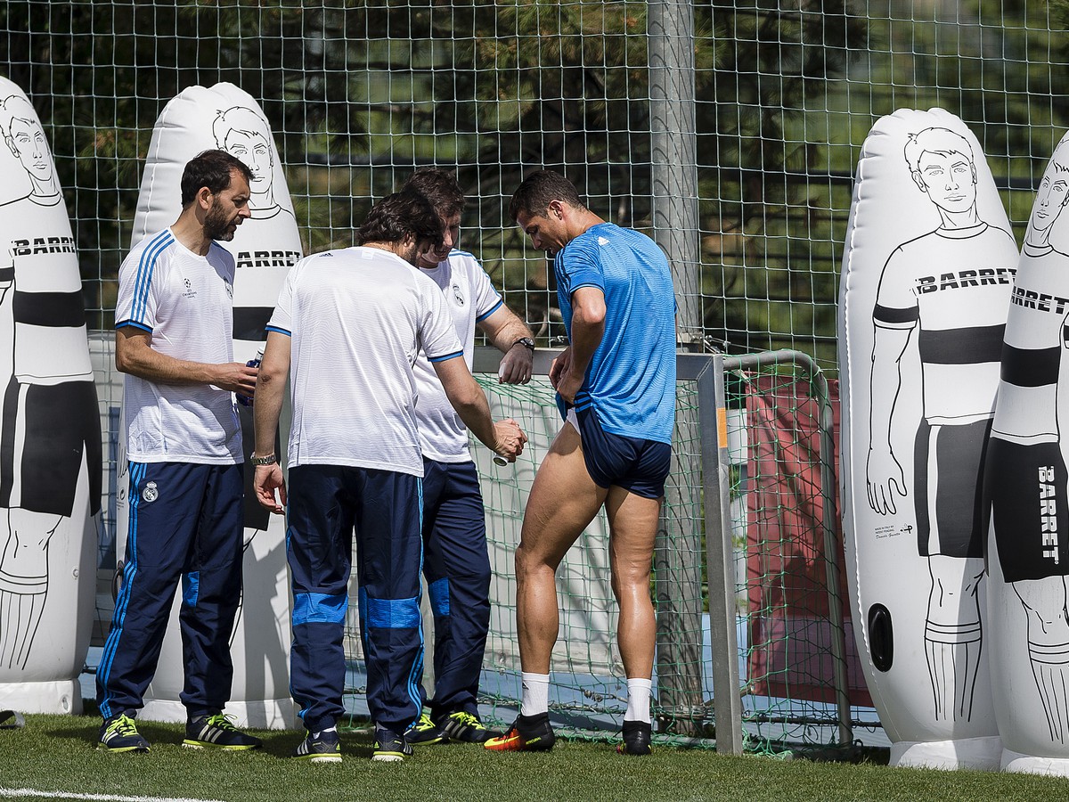 Cristiano Ronaldo v opatere lekárov na tréningu