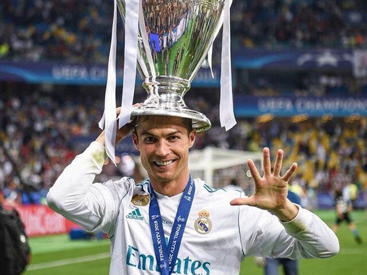 Cristiano Ronaldo so svojou piatou trofejou Ligy majstrov