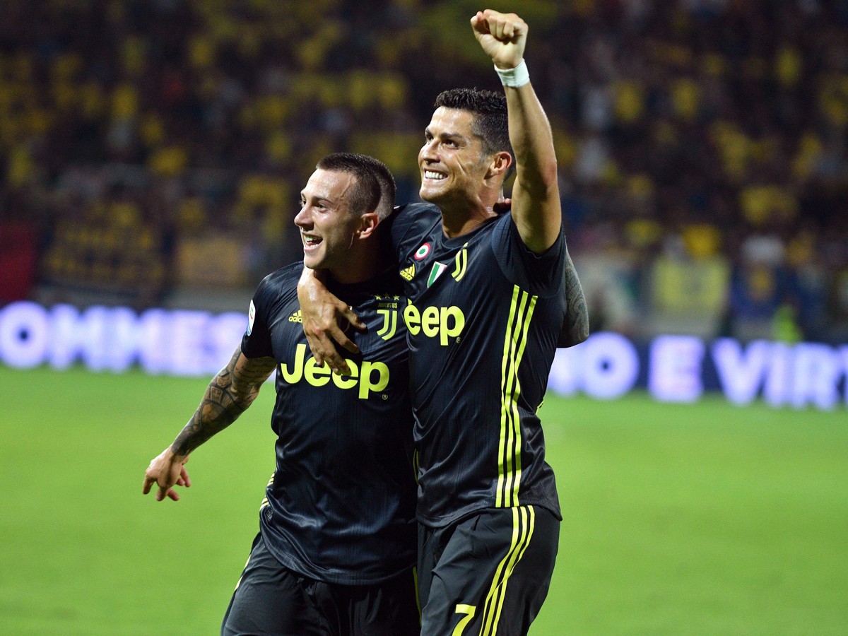 Cristiano Ronaldo (vpravo) z Juventusu Turín sa teší so spoluhráčom Federicom Bernardeschiom