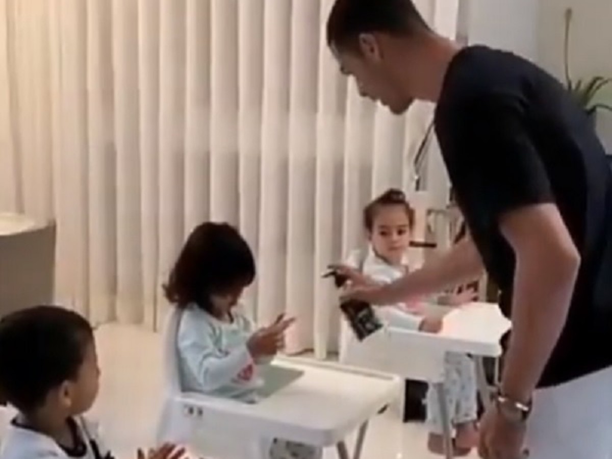 Cristiano Ronaldo učí deti hygiene