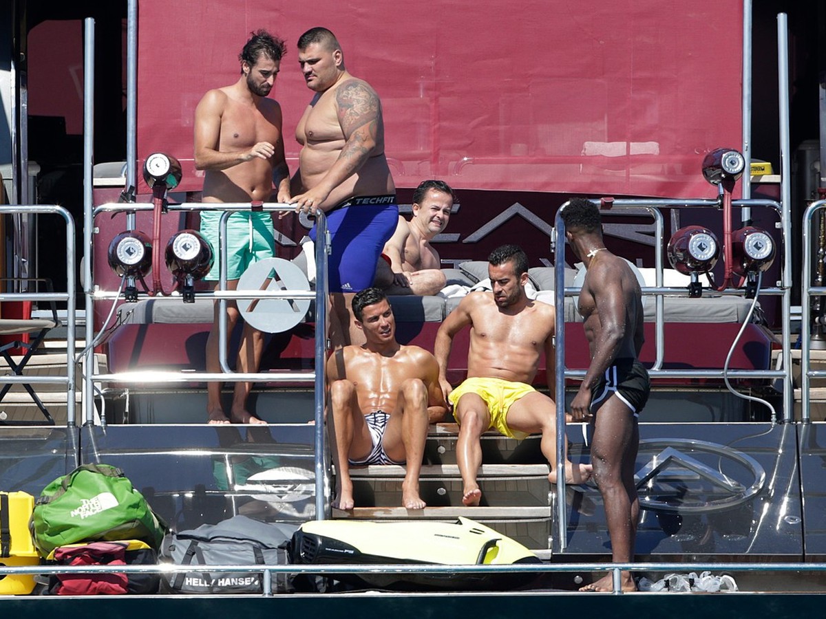 Cristiano Ronaldo si užíva chvíle voľna s kamarátmi na Ibize