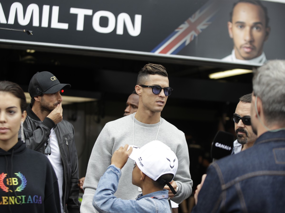 Cristiano Ronaldo navštívil kráľa F1 Lewisa Hamiltona