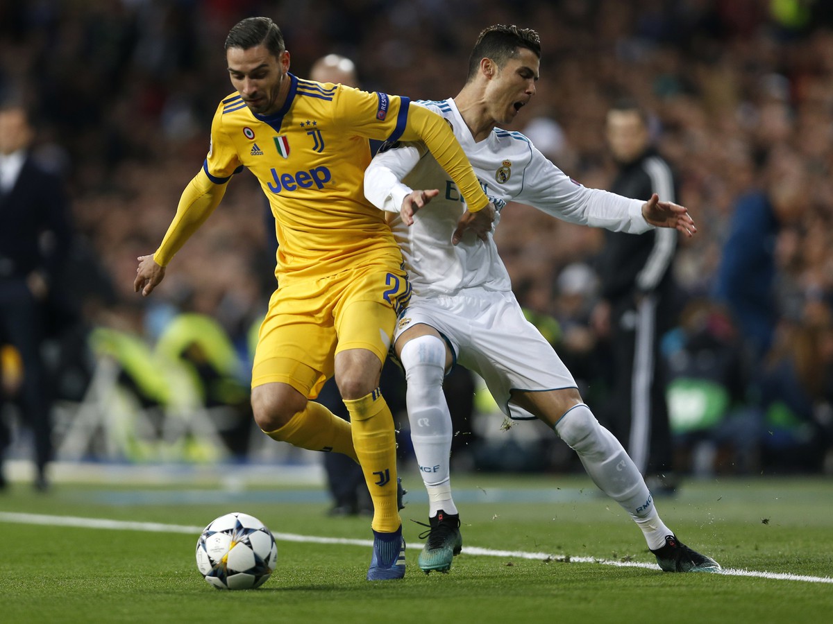 Mattia de Sciglio a Cristiano Ronaldo v súboji o loptu