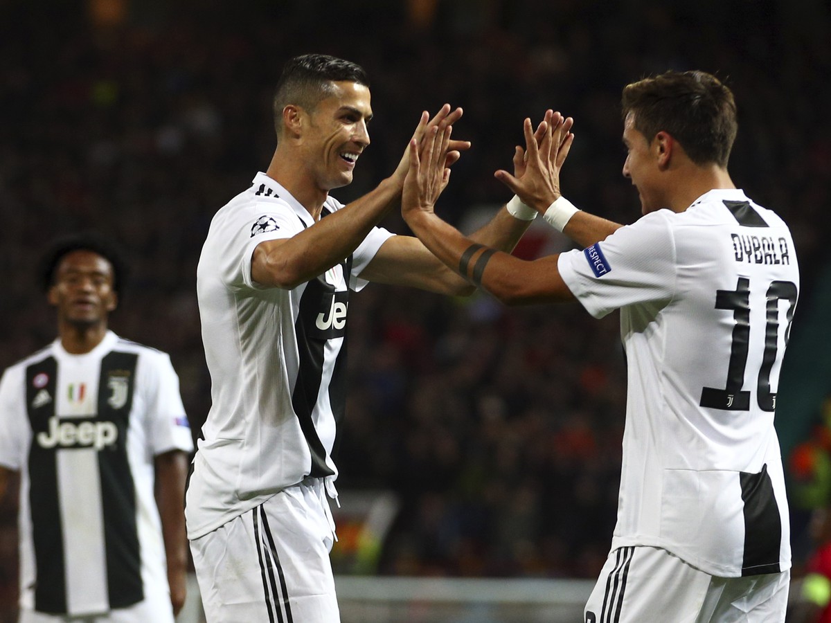 Paulo Dybala a Cristiano Ronaldo oslavujú gól Juventusu