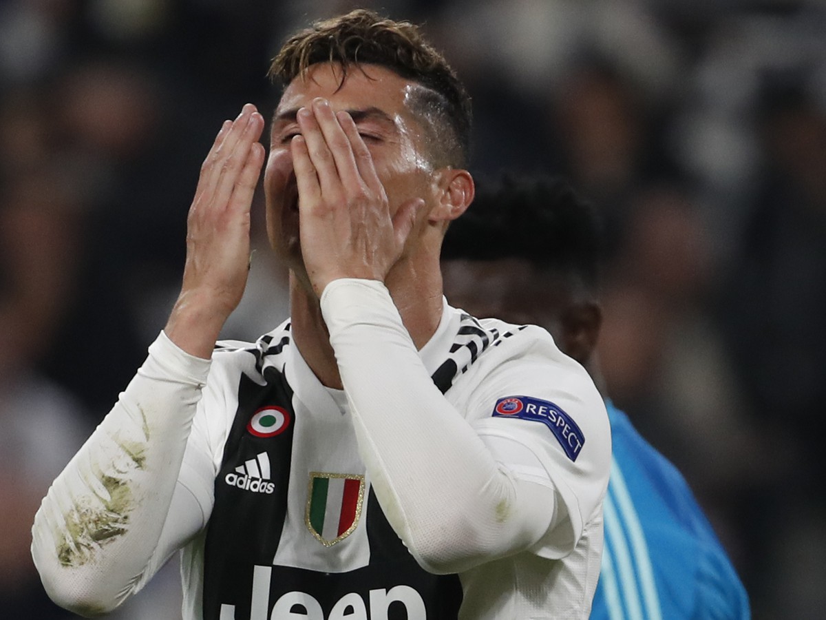 Futbalista Juventusu Turín Cristiano Ronaldo reaguje počas odvetného zápasu štvrťfinále Ligy majstrov Juventus Turín - Ajax Amsterdam 