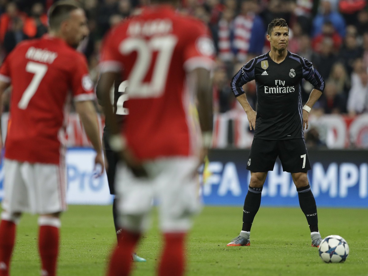 Cristiano Ronaldo pred zahrávaním štandardnej situácie
