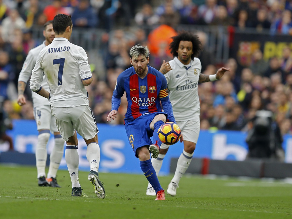 Lionel Messi, Cristiano Ronaldo a Marcelo v súboji o loptu