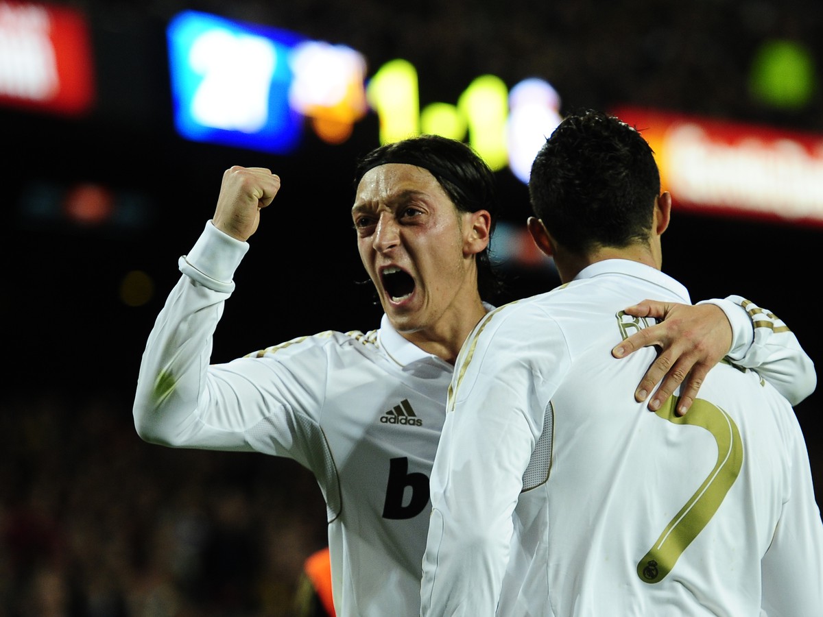 Cristiano Ronaldo a Mesut Özil sa tešia z gólu