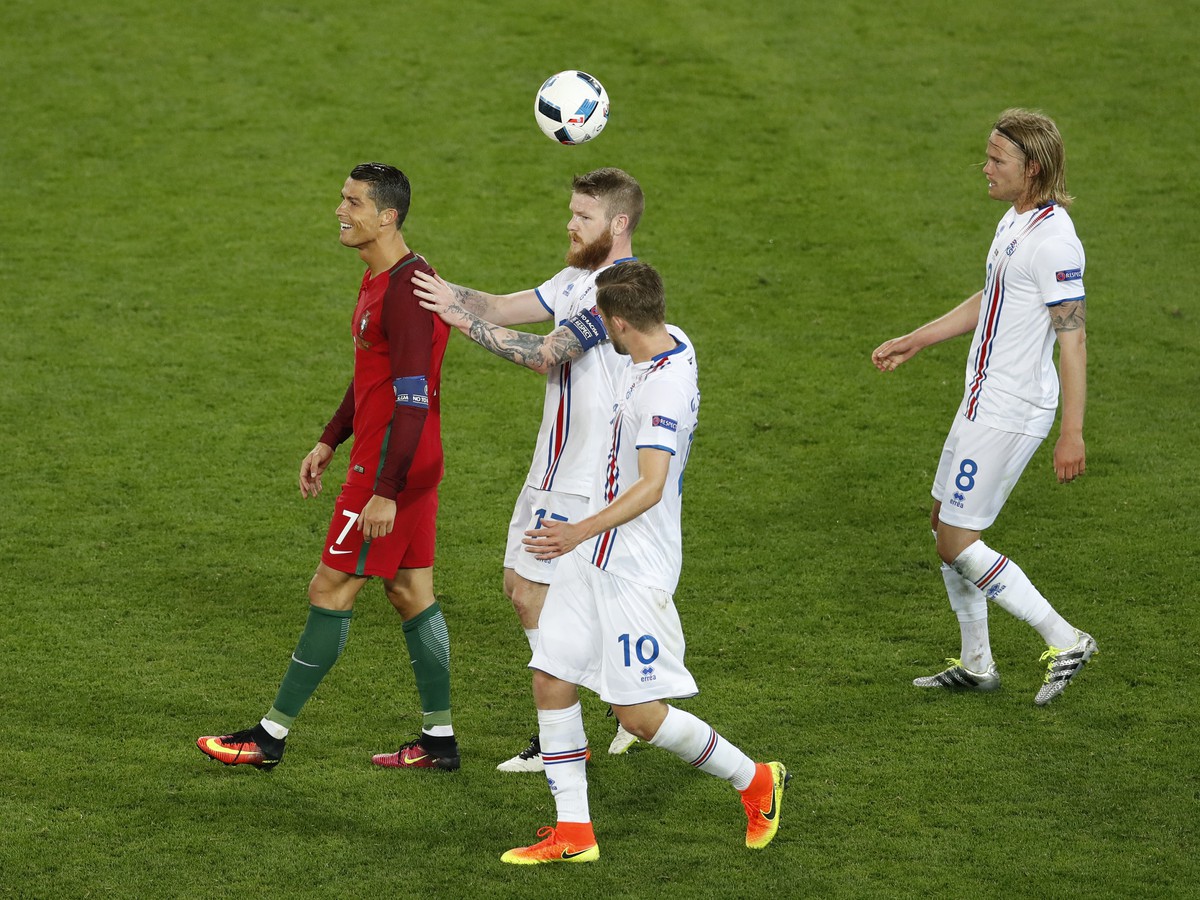 Islandský kapitán Aron Gunnarsson u Ronalda so žiadosťou o výmenu dresu neuspel