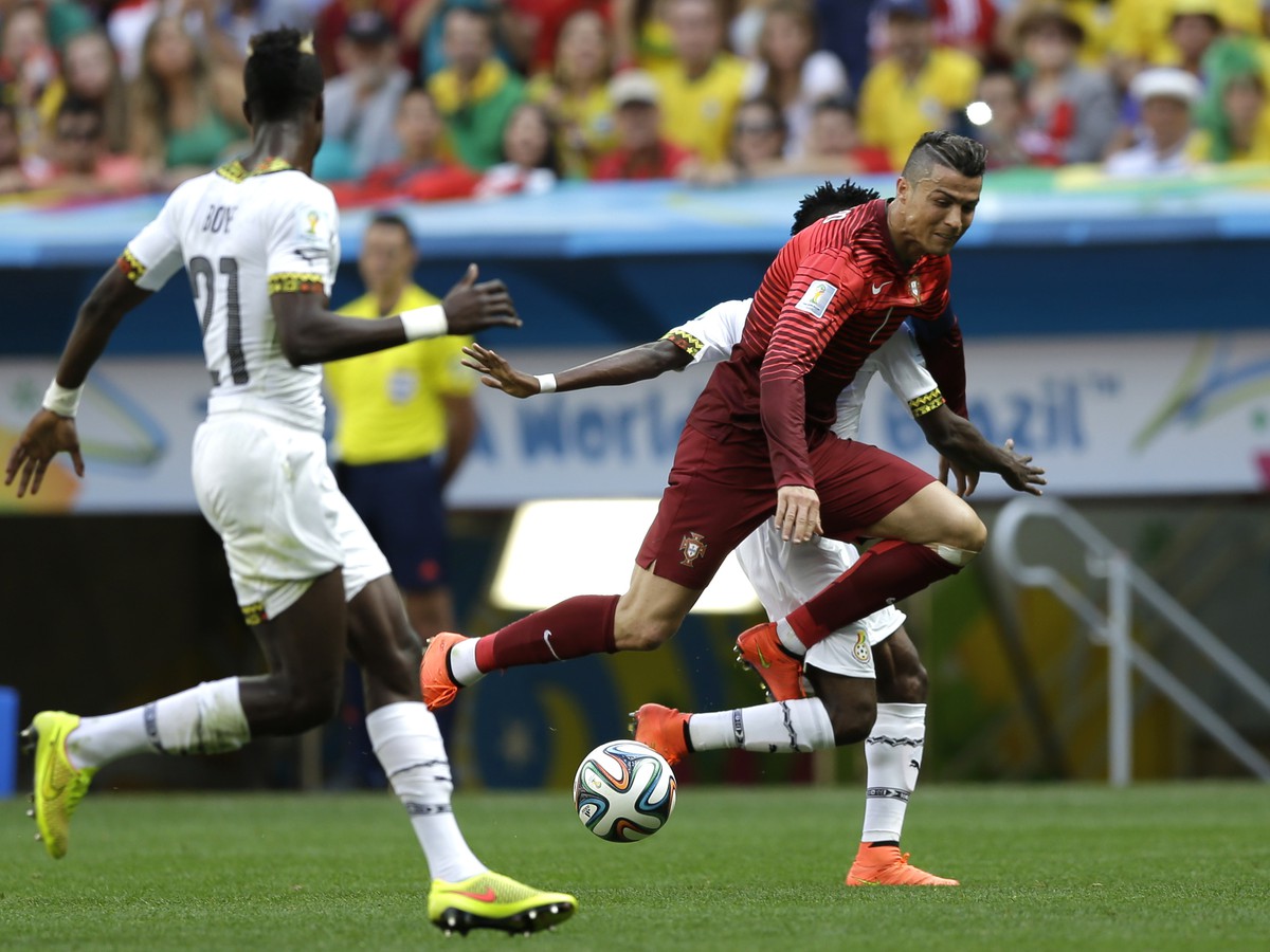 Cristiano Ronaldo preniká defenzívou Ghany