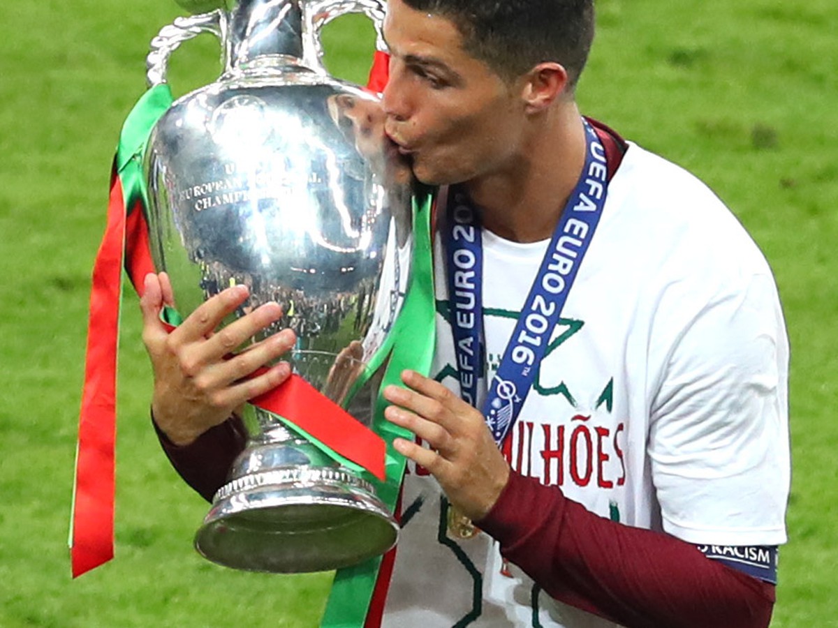 Cristiano Ronaldo s trofejou