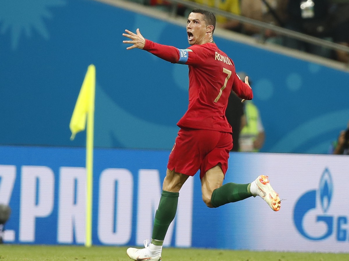 Portugalský hráč Cristiano Ronaldo oslavuje po tom, ako strelil vyrovnávajúci gól