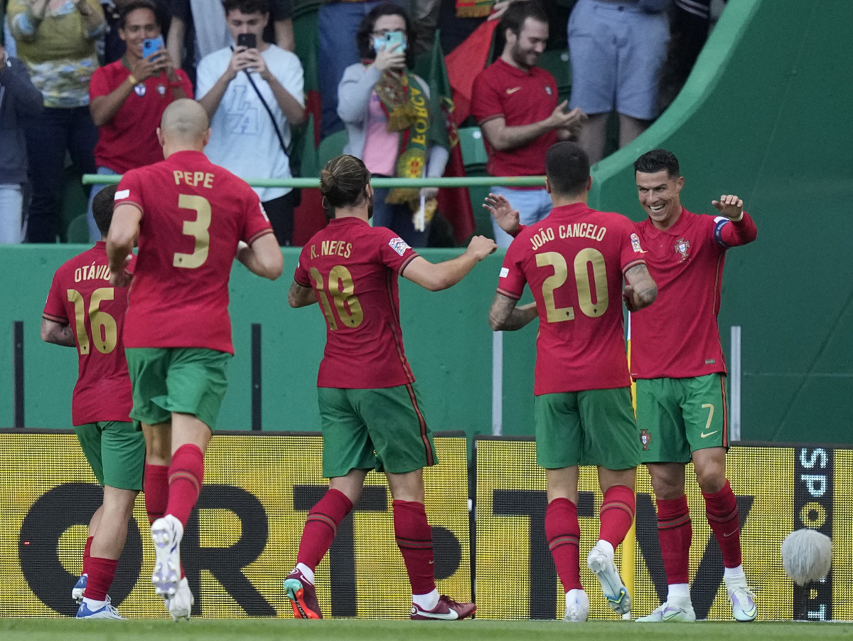 Cristiano Ronaldo oslavuje so spoluhráčmi gól Portugalska