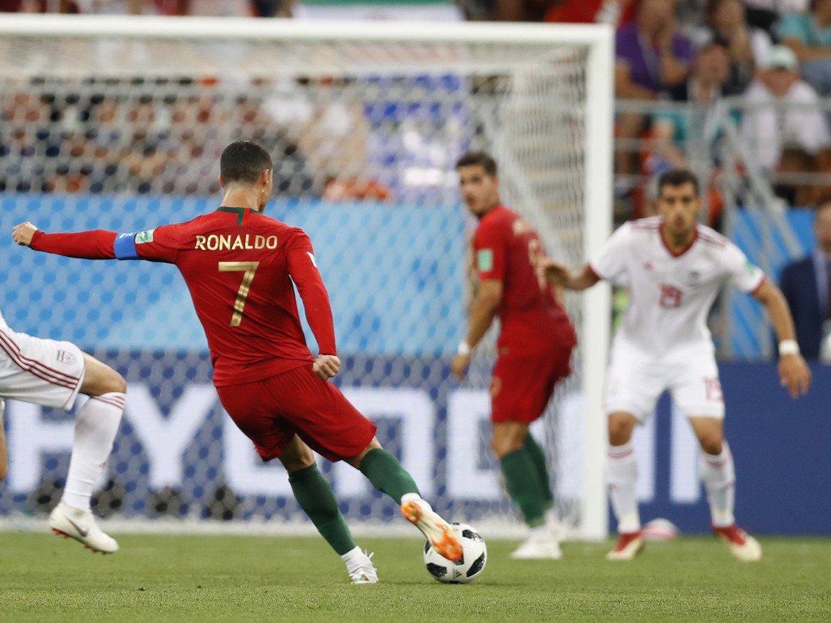 Cristiano Ronaldo strieľa na bránku Iránu