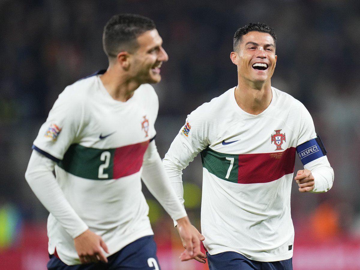 Portugalskí futbalisti Diogo Dalot a Cristiano Ronaldo