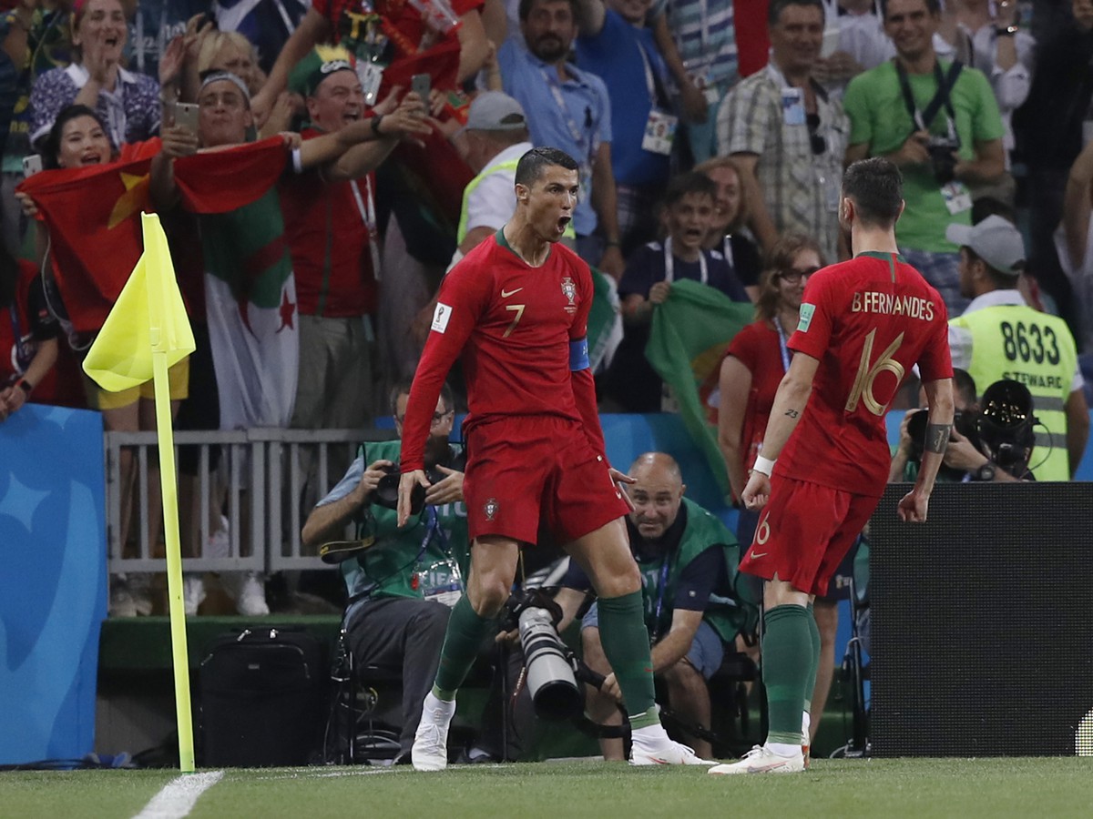 Cristiano Ronaldo a Bruno Fernandés oslavujú vedúci gól Portugalska