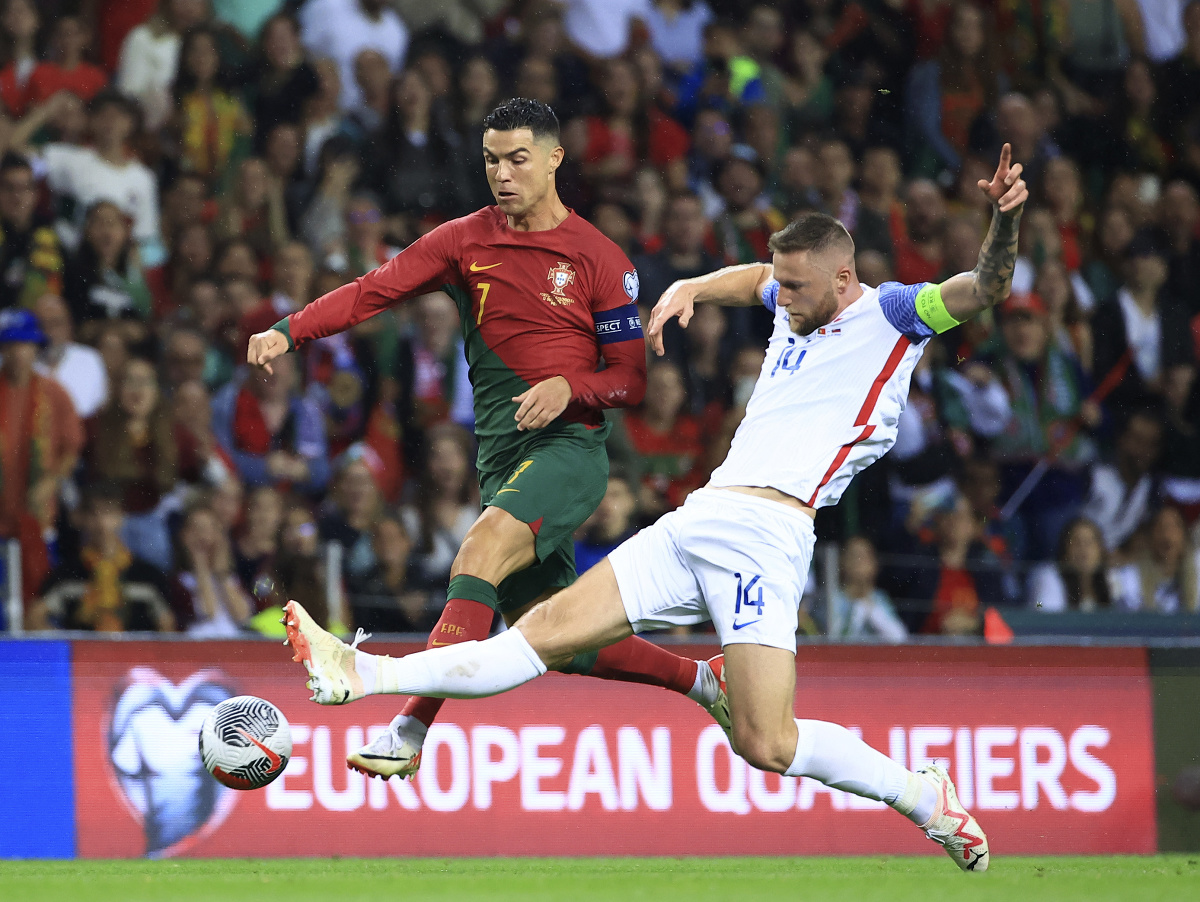 Cristiano Ronaldo a Milan Škriniar v súboji o loptu 