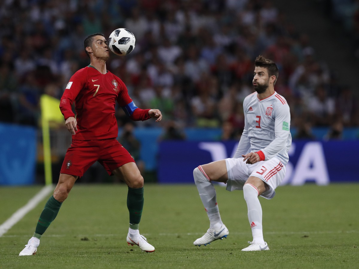 Cristiano Ronaldo a Gerard Piqué v súboji o loptu