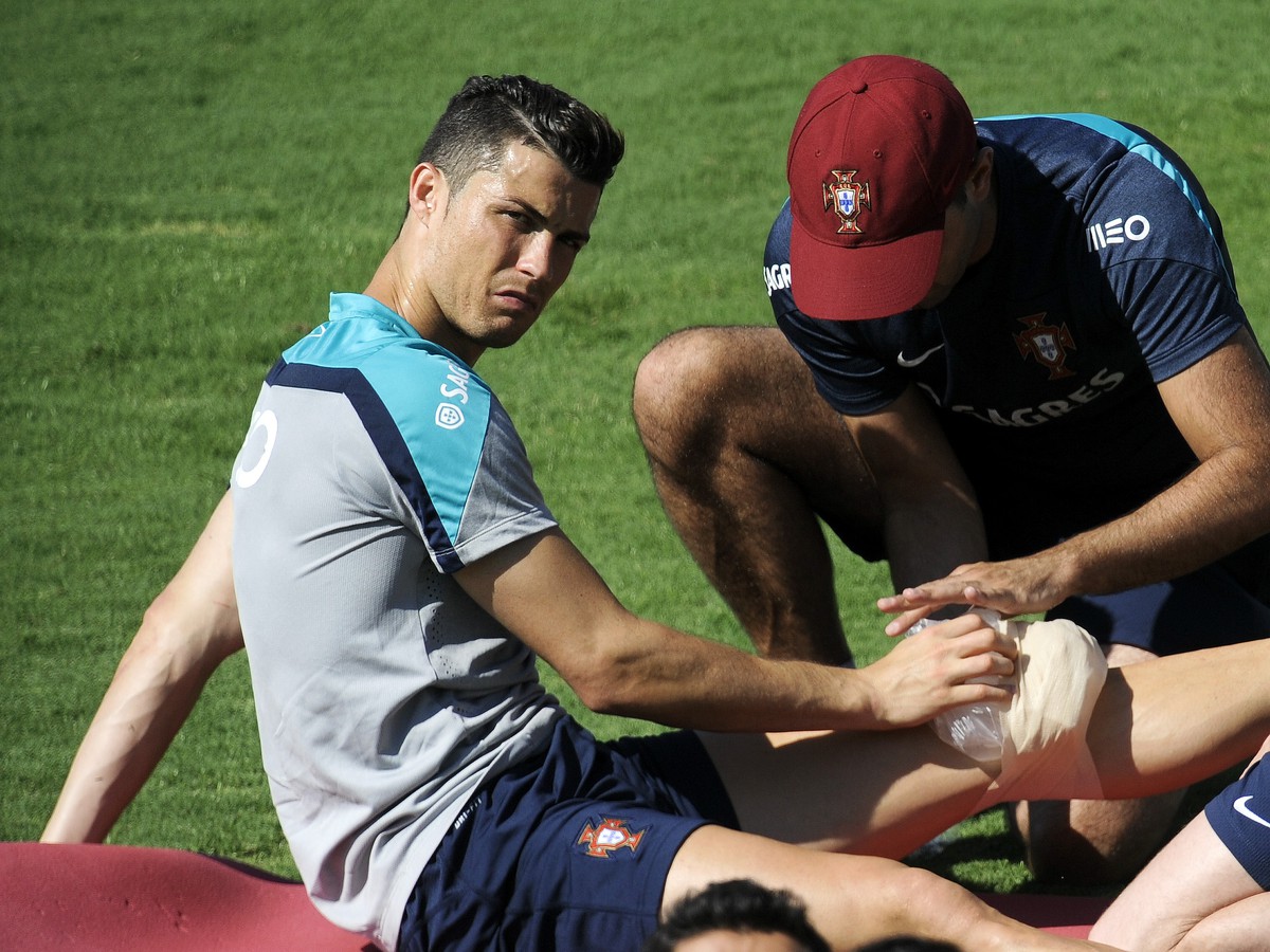 Cristiano Ronaldo na tréningu s ľadovým obkladom na ľavom kolene.