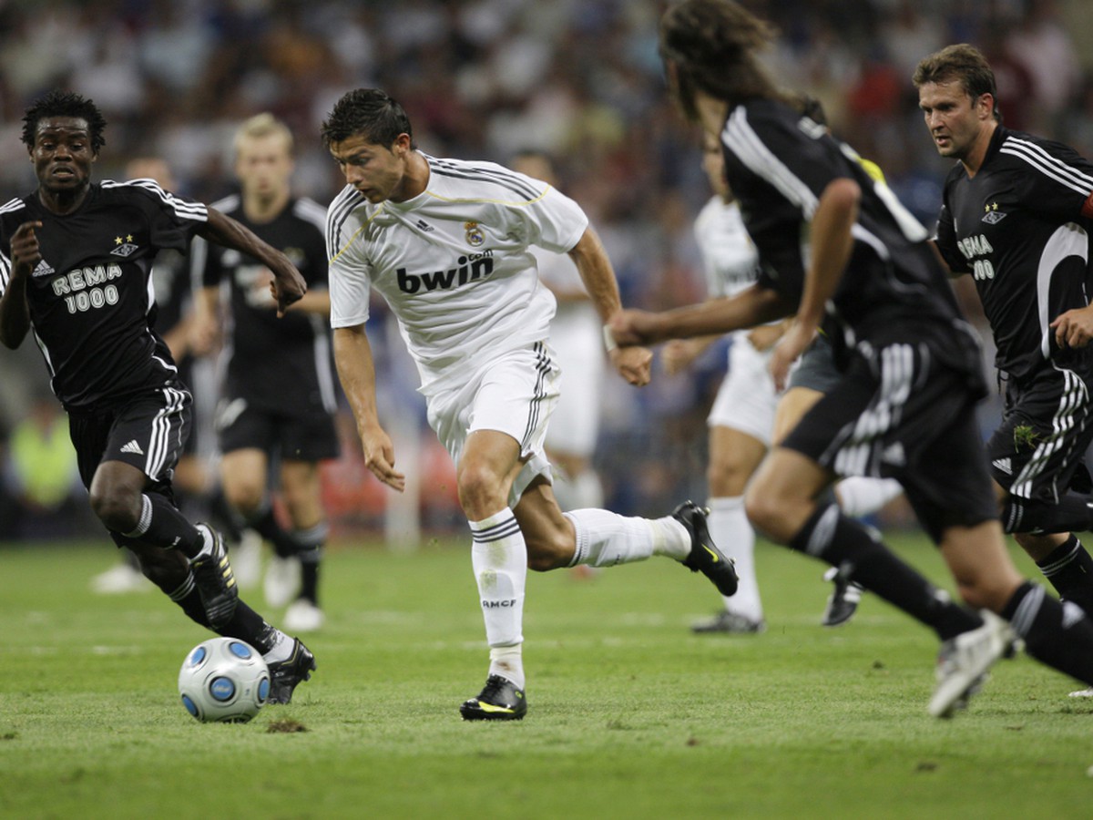 Cristiano Ronaldo uniká hráčom Rosenborgu Trondheim